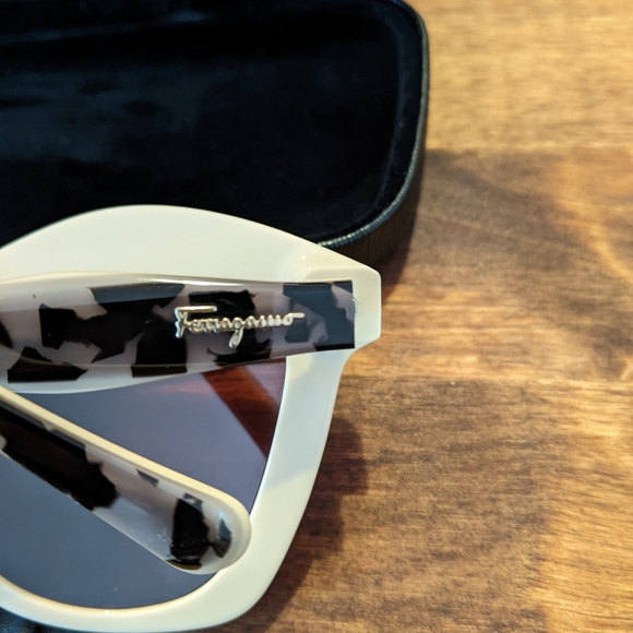 Beautiful Ferragamo sunglasses 🕶️ Used jost one Time .. New condition w box - Picture 12 of 16